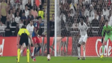 “亚冬会奇景，好友同行，尽享锅包肉之韵”